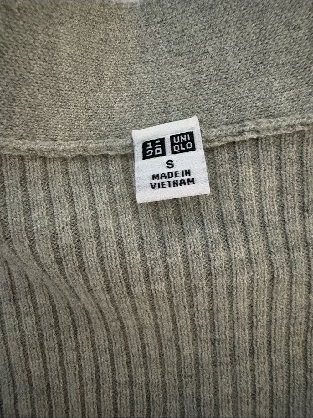 Uniqlo V-Neck Button Ribbed Cardigan - Picture 2 of 5